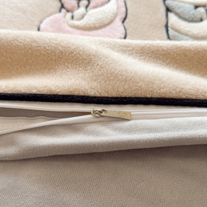 91家纺网 家纺一手货源 找家纺 印季家纺 2025新款小两口海獭绒贴布绣四件套 小两口-米粽-浅灰