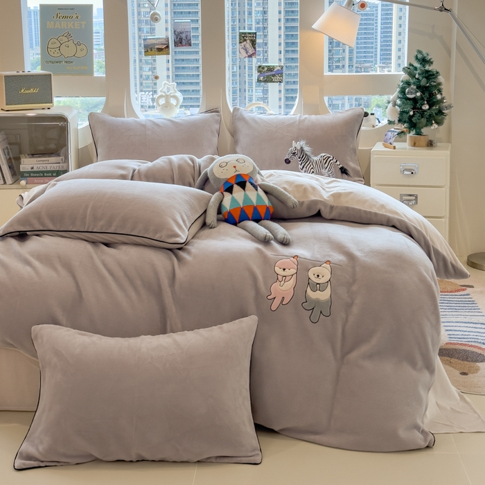 91家纺网 家纺一手货源 找家纺 印季家纺 2025新款小两口海獭绒贴布绣四件套 小两口-浅灰-粉灰