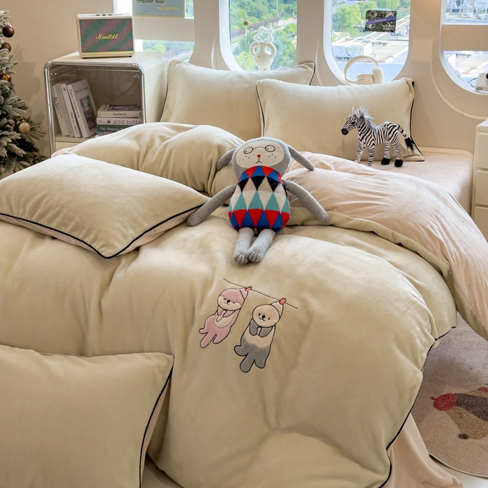 91家纺网 家纺一手货源 找家纺 印季家纺 2025新款小两口海獭绒贴布绣四件套 小两口-淡绿-浅棕