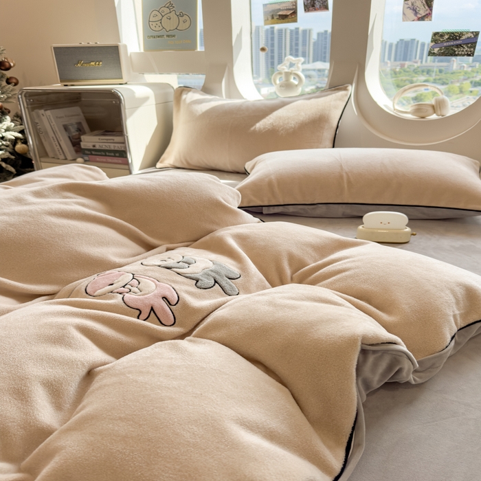 91家纺网 家纺一手货源 找家纺 印季家纺 2025新款小两口海獭绒贴布绣四件套 小两口-米粽-浅灰