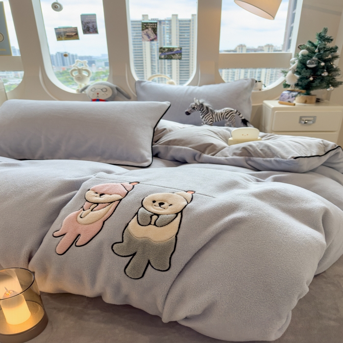 91家纺网 家纺一手货源 找家纺 印季家纺 2025新款小两口海獭绒贴布绣四件套 小两口-浅蓝-浅灰