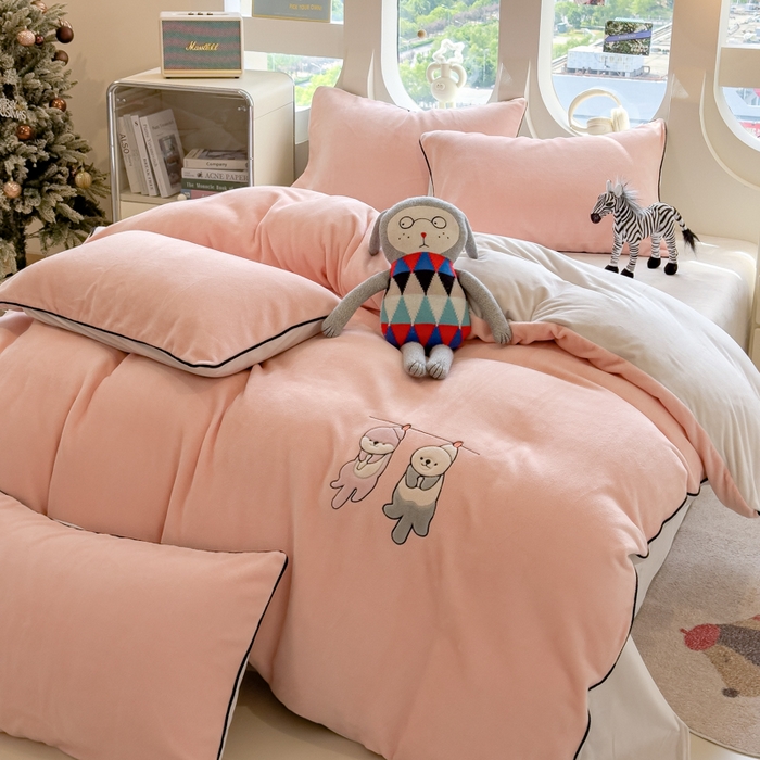 91家纺网 家纺一手货源 找家纺 印季家纺 2025新款小两口海獭绒贴布绣四件套 小两口-玉粉-粉灰