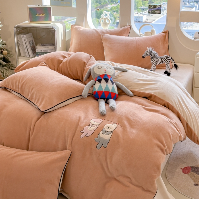 91家纺网 家纺一手货源 找家纺 印季家纺 2025新款小两口海獭绒贴布绣四件套 小两口-香槟金-浅棕