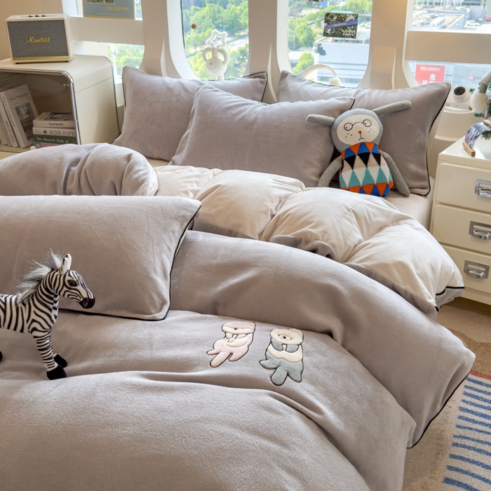 91家纺网 家纺一手货源 找家纺 印季家纺 2025新款小两口海獭绒贴布绣四件套 小两口-浅灰-粉灰