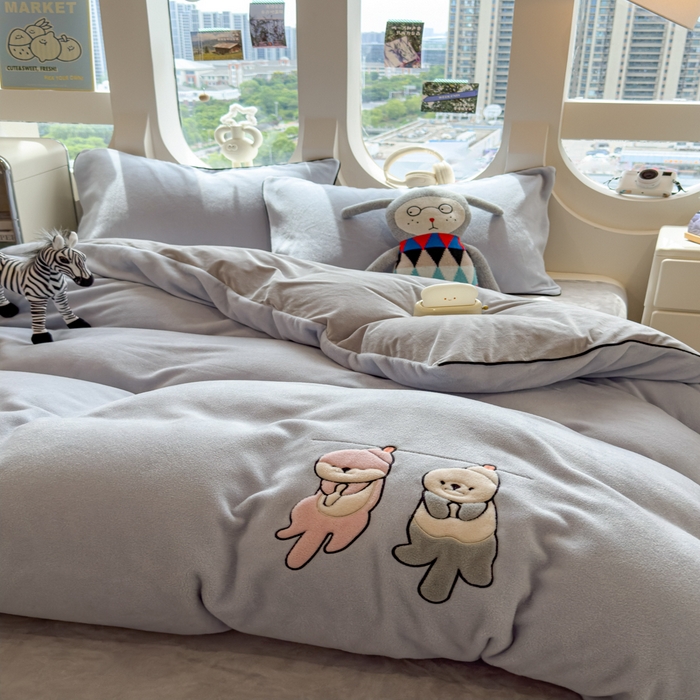 91家纺网 家纺一手货源 找家纺 印季家纺 2025新款小两口海獭绒贴布绣四件套 小两口-浅蓝-浅灰