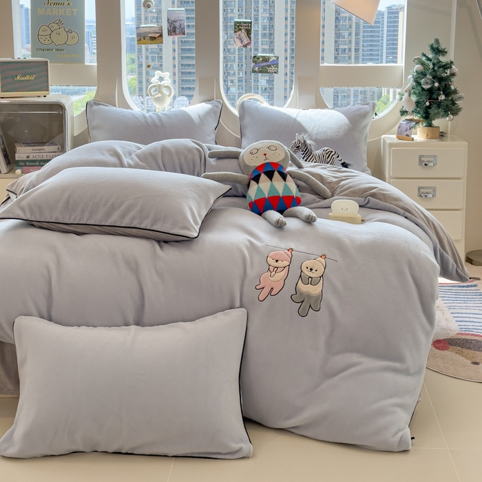 91家纺网 家纺一手货源 找家纺 印季家纺 2025新款小两口海獭绒贴布绣四件套 小两口-浅蓝-浅灰