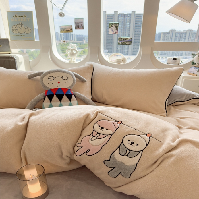 91家纺网 家纺一手货源 找家纺 印季家纺 2025新款小两口海獭绒贴布绣四件套 小两口-米粽-浅灰