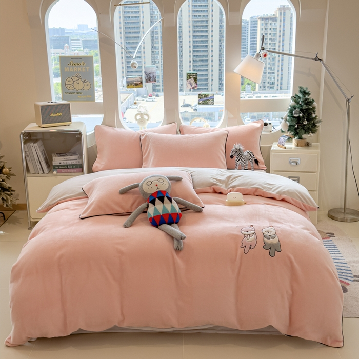 91家纺网 家纺一手货源 找家纺 印季家纺 2025新款小两口海獭绒贴布绣四件套 小两口-玉粉-粉灰