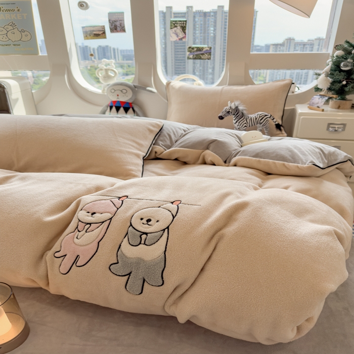 91家纺网 家纺一手货源 找家纺 印季家纺 2025新款小两口海獭绒贴布绣四件套 小两口-米粽-浅灰