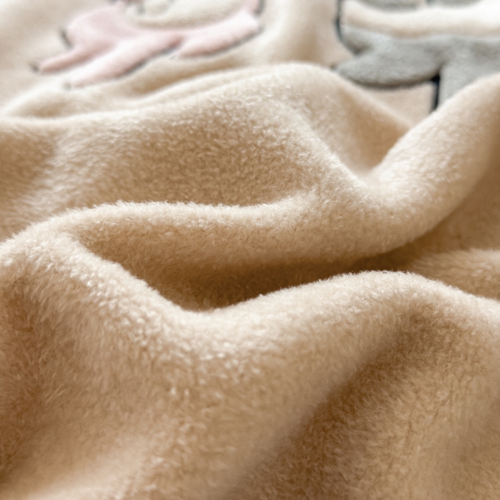 91家纺网 家纺一手货源 找家纺 印季家纺 2025新款小两口海獭绒贴布绣四件套 小两口-米粽-浅灰