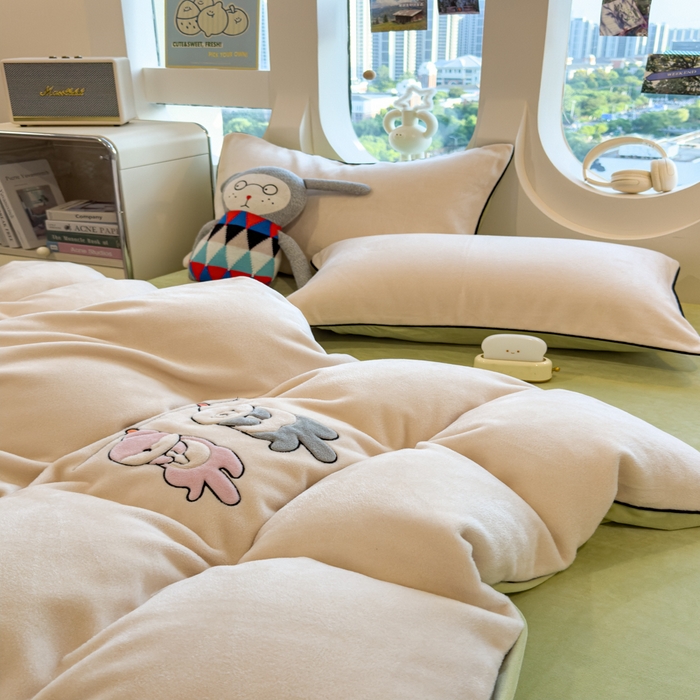 91家纺网 家纺一手货源 找家纺 印季家纺 2025新款小两口海獭绒贴布绣四件套 小两口-浅米-草绿