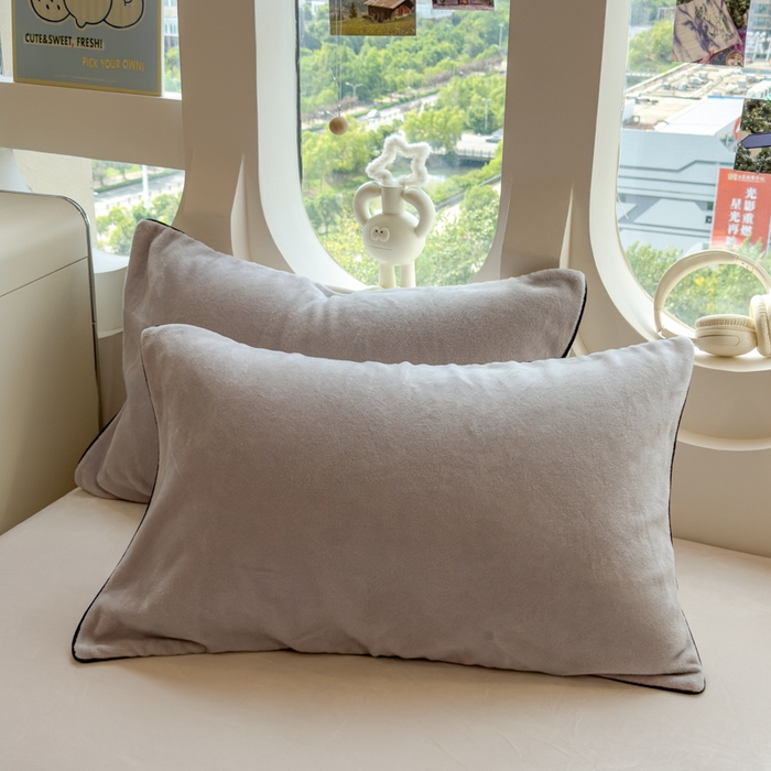 91家纺网 家纺一手货源 找家纺 印季家纺 2025新款小两口海獭绒贴布绣四件套 小两口-浅灰-粉灰