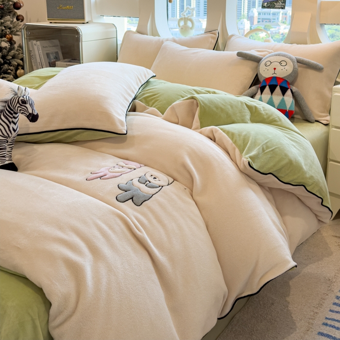 91家纺网 家纺一手货源 找家纺 印季家纺 2025新款小两口海獭绒贴布绣四件套 小两口-浅米-草绿