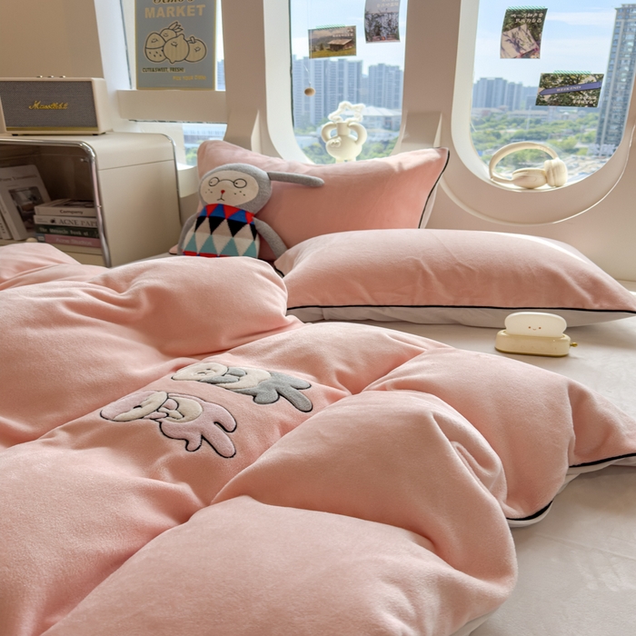 91家纺网 家纺一手货源 找家纺 印季家纺 2025新款小两口海獭绒贴布绣四件套 小两口-玉粉-粉灰