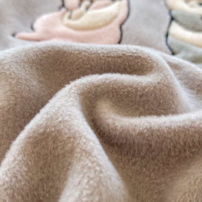 91家纺网 家纺一手货源 找家纺 印季家纺 2025新款小两口海獭绒贴布绣四件套 小两口-浅灰-粉灰