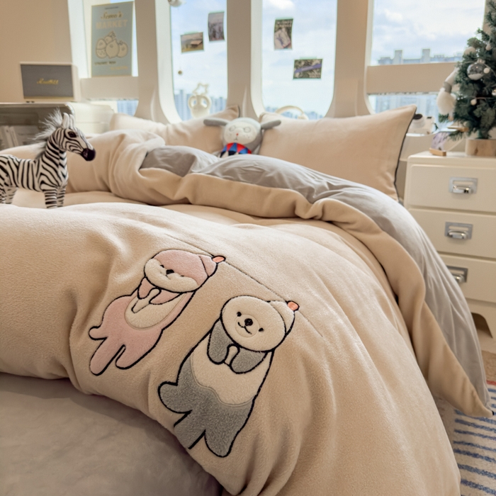 91家纺网 家纺一手货源 找家纺 印季家纺 2025新款小两口海獭绒贴布绣四件套 小两口-米粽-浅灰