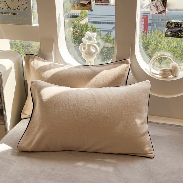 91家纺网 家纺一手货源 找家纺 印季家纺 2025新款小两口海獭绒贴布绣四件套 小两口-米粽-浅灰