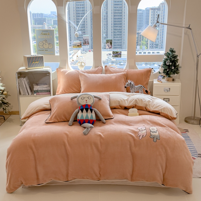 91家纺网 家纺一手货源 找家纺 印季家纺 2025新款小两口海獭绒贴布绣四件套 小两口-香槟金-浅棕