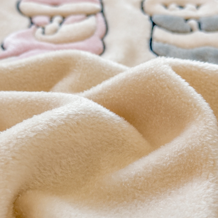 91家纺网 家纺一手货源 找家纺 印季家纺 2025新款小两口海獭绒贴布绣四件套 小两口-浅米-草绿