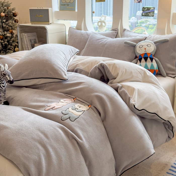 91家纺网 家纺一手货源 找家纺 印季家纺 2025新款小两口海獭绒贴布绣四件套 小两口-浅灰-粉灰