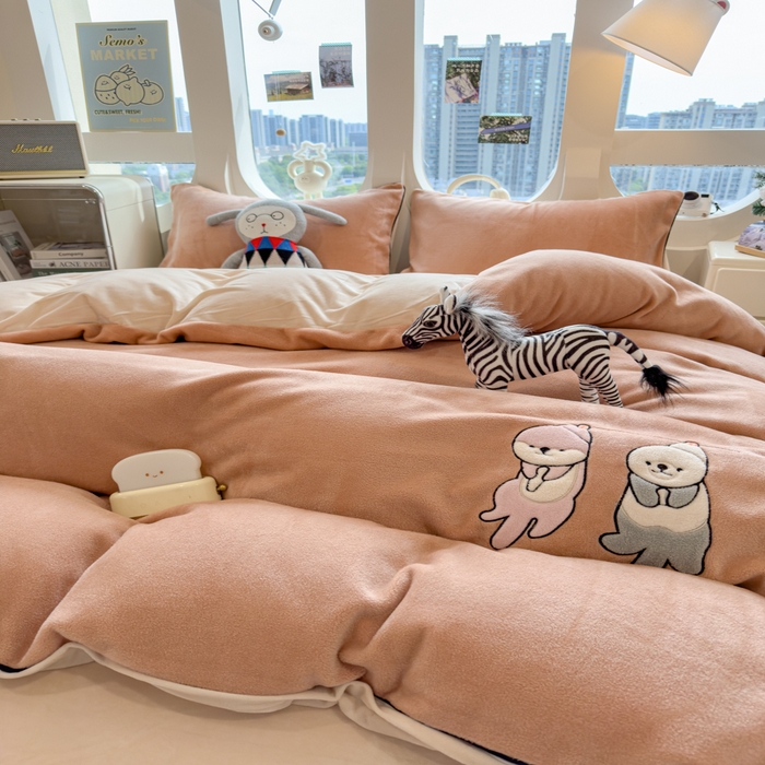 91家纺网 家纺一手货源 找家纺 印季家纺 2025新款小两口海獭绒贴布绣四件套 小两口-香槟金-浅棕