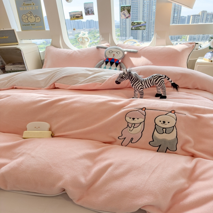 91家纺网 家纺一手货源 找家纺 印季家纺 2025新款小两口海獭绒贴布绣四件套 小两口-玉粉-粉灰