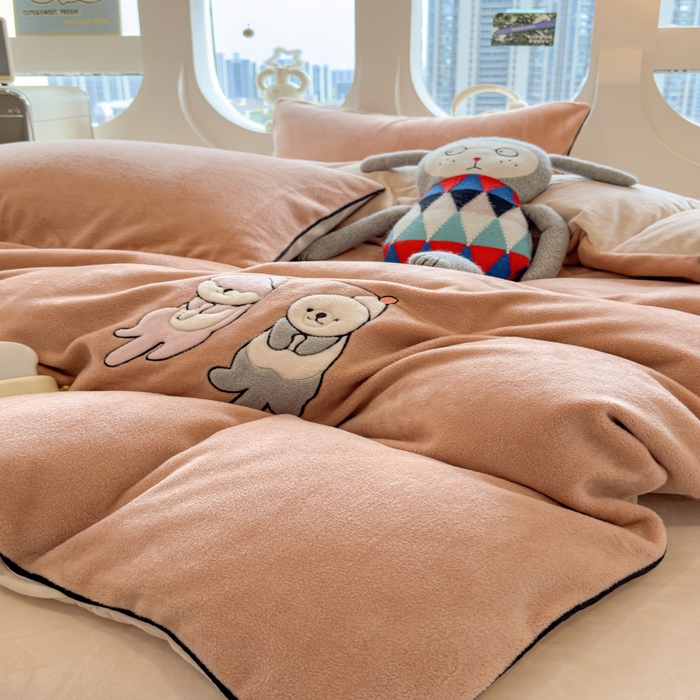 91家纺网 家纺一手货源 找家纺 印季家纺 2025新款小两口海獭绒贴布绣四件套 小两口-香槟金-浅棕