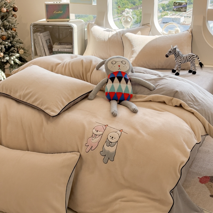 91家纺网 家纺一手货源 找家纺 印季家纺 2025新款小两口海獭绒贴布绣四件套 小两口-米粽-浅灰