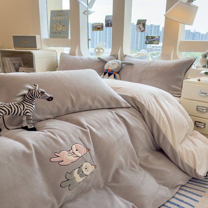 91家纺网 家纺一手货源 找家纺 印季家纺 2025新款小两口海獭绒贴布绣四件套 小两口-浅灰-粉灰