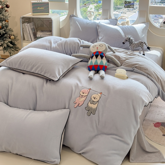 91家纺网 家纺一手货源 找家纺 印季家纺 2025新款小两口海獭绒贴布绣四件套 小两口-浅蓝-浅灰