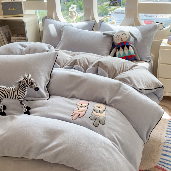 91家纺网 家纺一手货源 找家纺 印季家纺 2025新款小两口海獭绒贴布绣四件套 小两口-浅蓝-浅灰