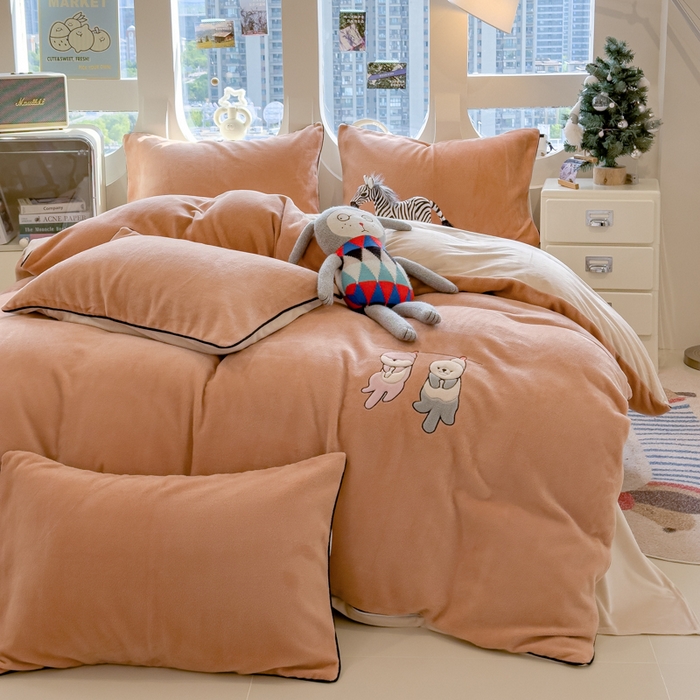 91家纺网 家纺一手货源 找家纺 印季家纺 2025新款小两口海獭绒贴布绣四件套 小两口-香槟金-浅棕