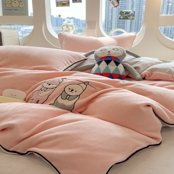 91家纺网 家纺一手货源 找家纺 印季家纺 2025新款小两口海獭绒贴布绣四件套 小两口-玉粉-粉灰