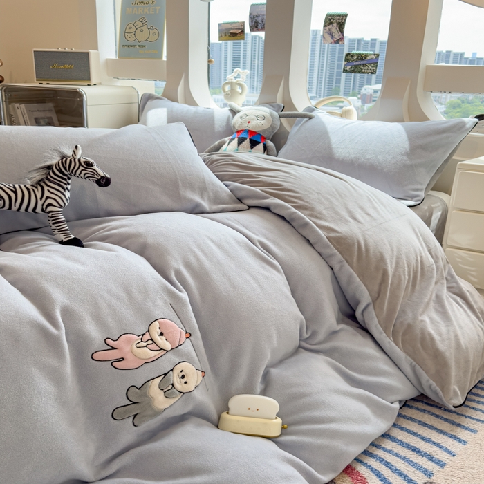 91家纺网 家纺一手货源 找家纺 印季家纺 2025新款小两口海獭绒贴布绣四件套 小两口-浅蓝-浅灰