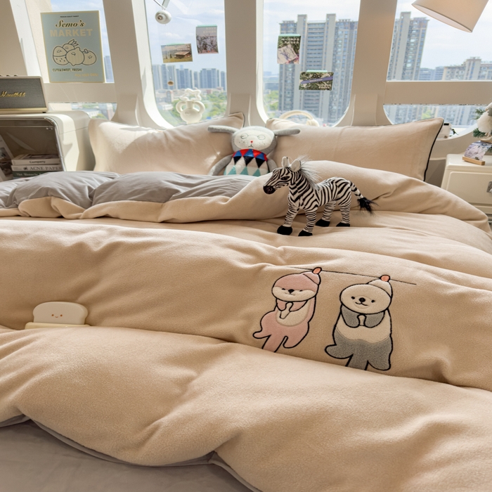 91家纺网 家纺一手货源 找家纺 印季家纺 2025新款小两口海獭绒贴布绣四件套 小两口-米粽-浅灰