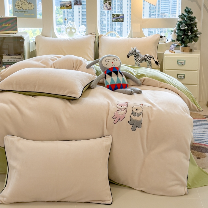 91家纺网 家纺一手货源 找家纺 印季家纺 2025新款小两口海獭绒贴布绣四件套 小两口-浅米-草绿