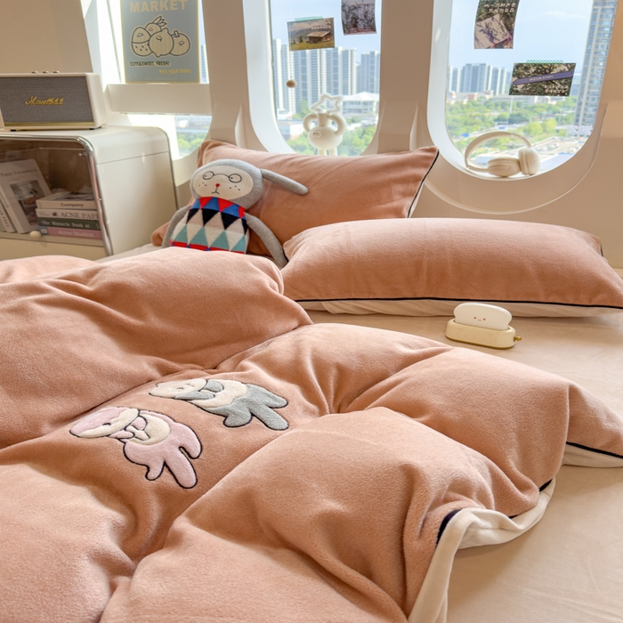 91家纺网 家纺一手货源 找家纺 印季家纺 2025新款小两口海獭绒贴布绣四件套 小两口-香槟金-浅棕