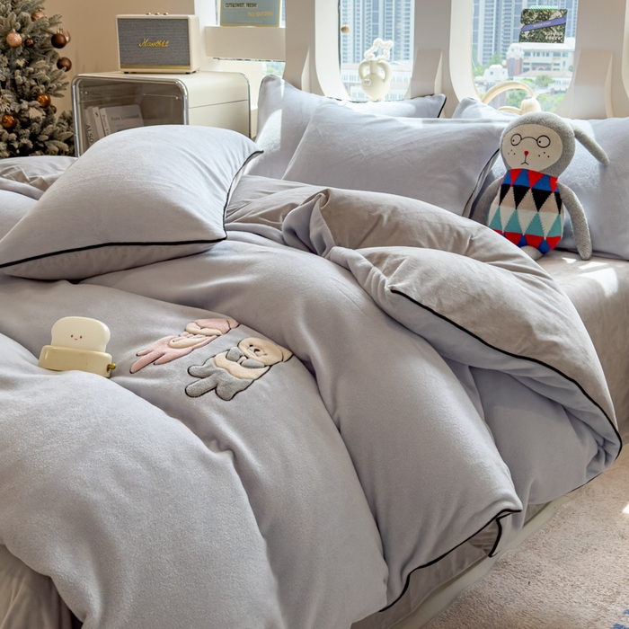 91家纺网 家纺一手货源 找家纺 印季家纺 2025新款小两口海獭绒贴布绣四件套 小两口-浅蓝-浅灰