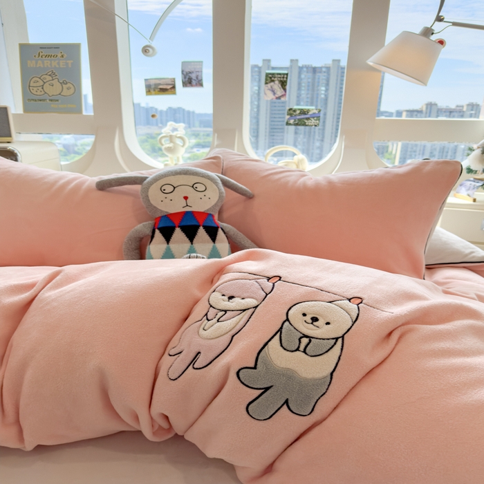 91家纺网 家纺一手货源 找家纺 印季家纺 2025新款小两口海獭绒贴布绣四件套 小两口-玉粉-粉灰