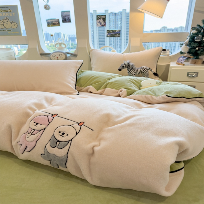 91家纺网 家纺一手货源 找家纺 印季家纺 2025新款小两口海獭绒贴布绣四件套 小两口-浅米-草绿