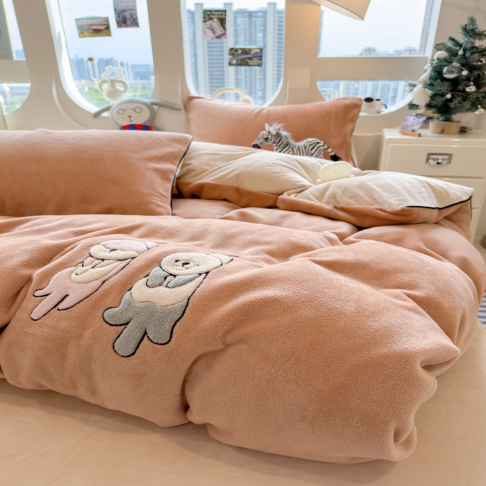 91家纺网 家纺一手货源 找家纺 印季家纺 2025新款小两口海獭绒贴布绣四件套 小两口-香槟金-浅棕