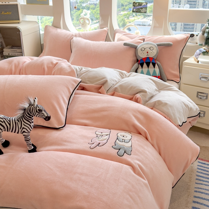 91家纺网 家纺一手货源 找家纺 印季家纺 2025新款小两口海獭绒贴布绣四件套 小两口-玉粉-粉灰