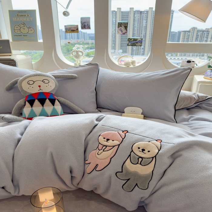 91家纺网 家纺一手货源 找家纺 印季家纺 2025新款小两口海獭绒贴布绣四件套 小两口-浅蓝-浅灰