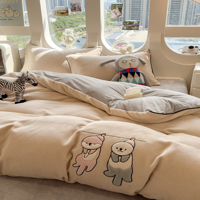 91家纺网 家纺一手货源 找家纺 印季家纺 2025新款小两口海獭绒贴布绣四件套 小两口-米粽-浅灰