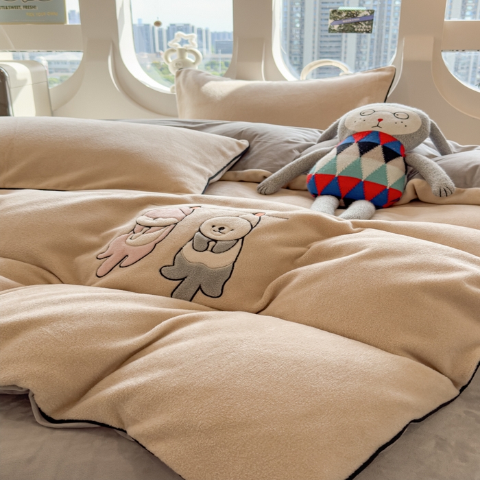 91家纺网 家纺一手货源 找家纺 印季家纺 2025新款小两口海獭绒贴布绣四件套 小两口-米粽-浅灰