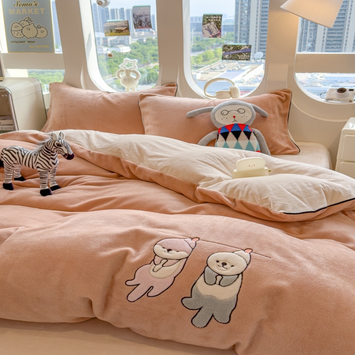 91家纺网 家纺一手货源 找家纺 印季家纺 2025新款小两口海獭绒贴布绣四件套 小两口-香槟金-浅棕