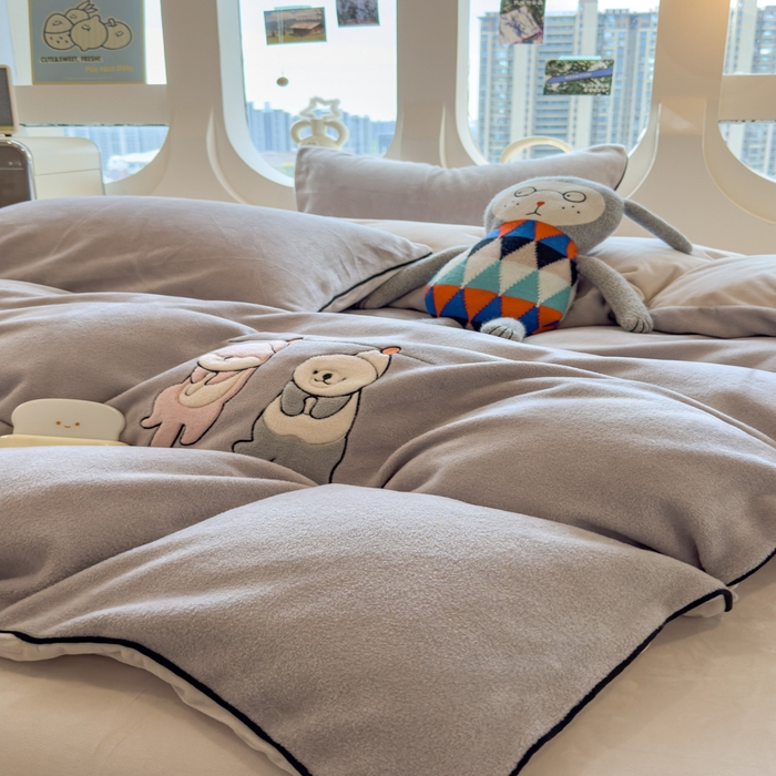 91家纺网 家纺一手货源 找家纺 印季家纺 2025新款小两口海獭绒贴布绣四件套 小两口-浅灰-粉灰