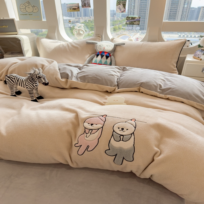 91家纺网 家纺一手货源 找家纺 印季家纺 2025新款小两口海獭绒贴布绣四件套 小两口-米粽-浅灰