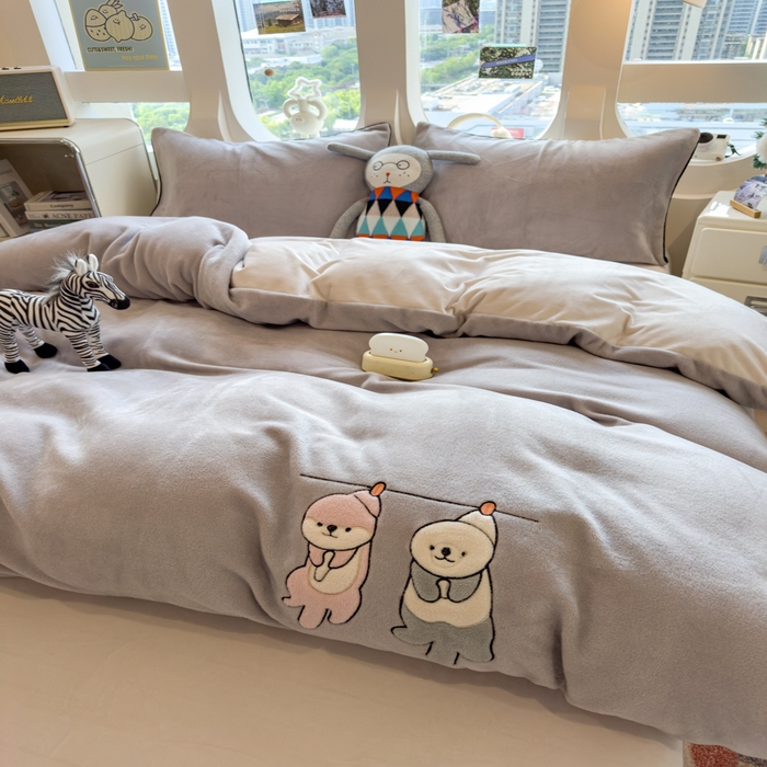 91家纺网 家纺一手货源 找家纺 印季家纺 2025新款小两口海獭绒贴布绣四件套 小两口-浅灰-粉灰