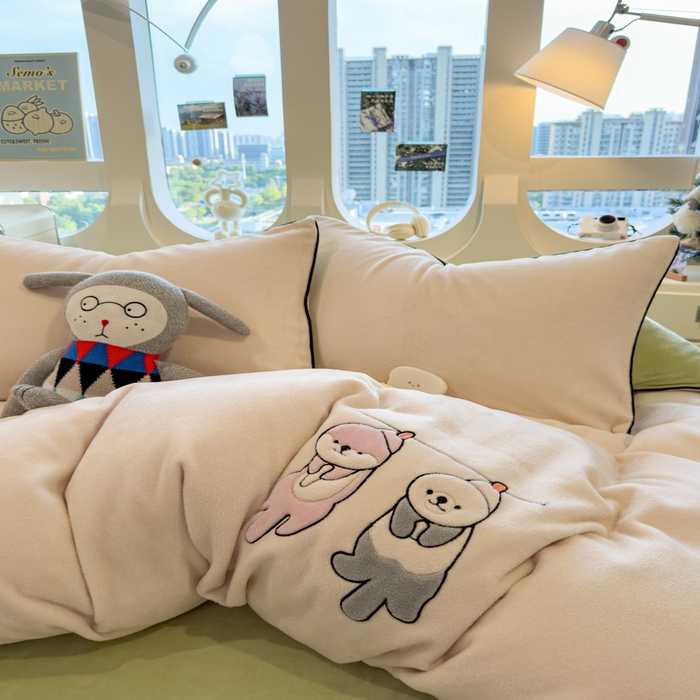 91家纺网 家纺一手货源 找家纺 印季家纺 2025新款小两口海獭绒贴布绣四件套 小两口-浅米-草绿